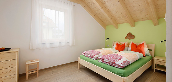 Schlafzimmer mit Doppelbett